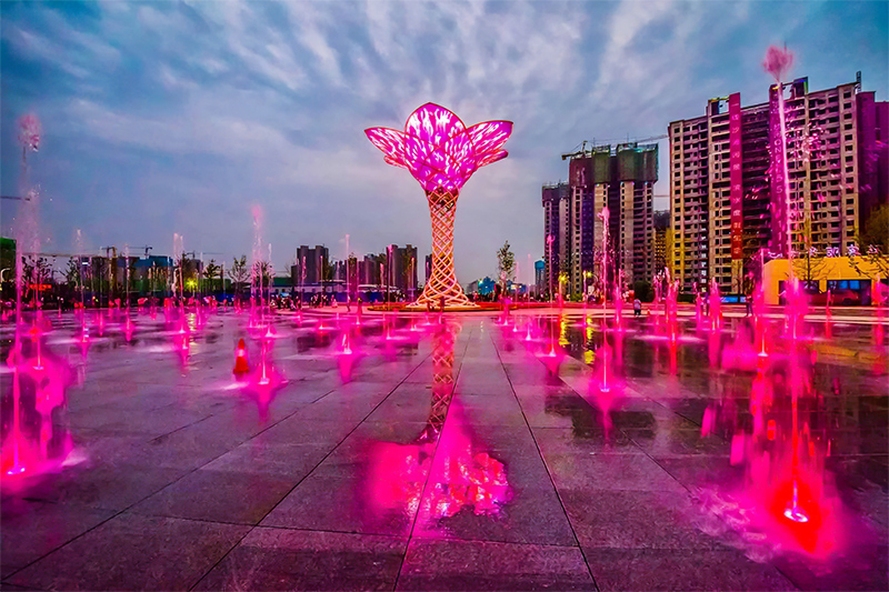 河南漯河景觀七彩樹(shù)LED網(wǎng)格屏項(xiàng)目
